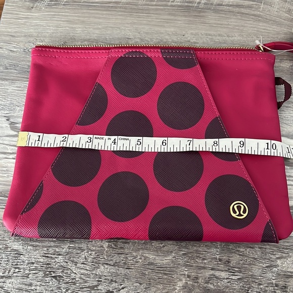 Lululemon Present Pouch new with tags - Picture 7 of 15